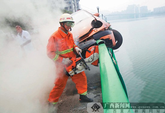 驾车追肇事车撞上河堤护栏 护栏刺穿轿车司机身亡